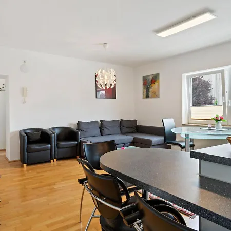 In Near The Golden Roof Apartment